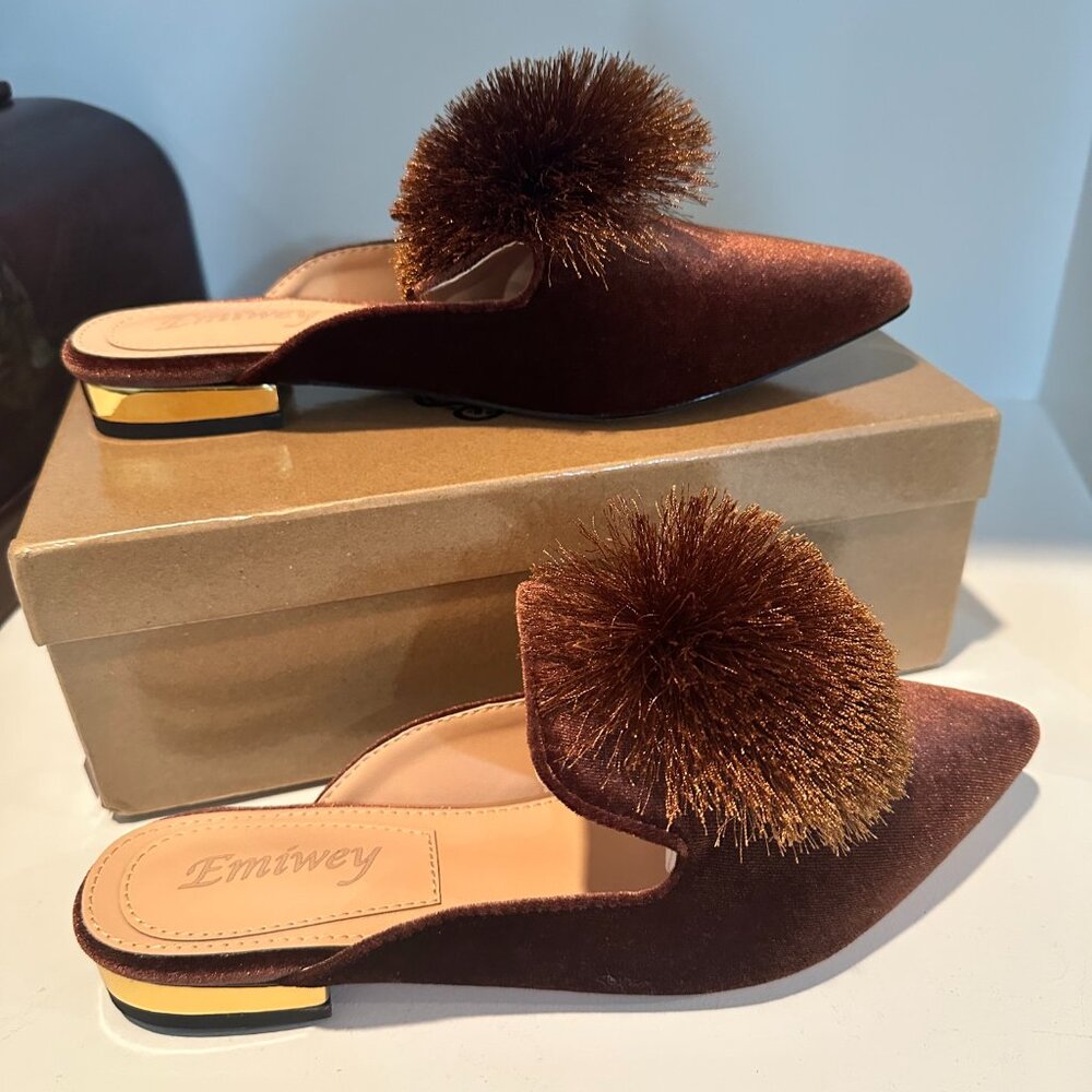 New Emiwey Velvet Rust Colored Flat Mules w/Pom-Poms, Size 8M (NWB)